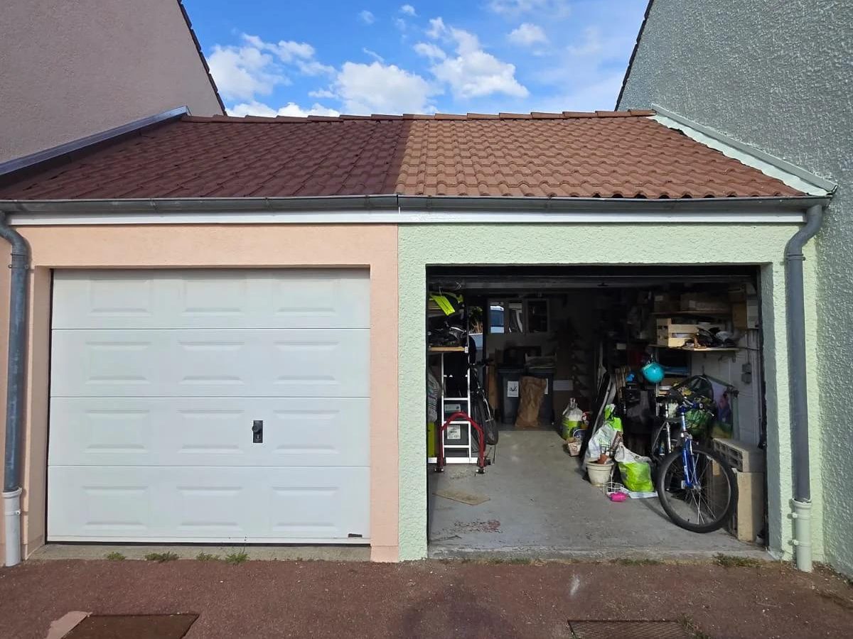 Allée et devant de garage nettoyés après passage haute pression