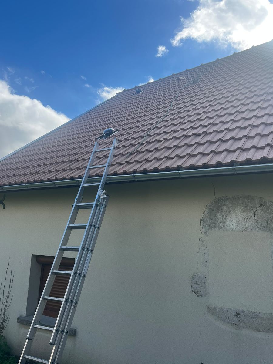Toiture en tuiles ternie et encrassée avant nettoyage, Loir-et-Cher